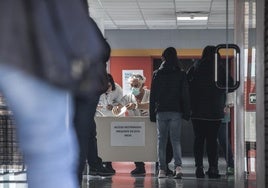 Médicos y enfermeras de Primaria atienden a pacientes a la entrada del logroñés centro de salud Joaquín Elizalde al inicio de la pandemia de SARS-CoV-2.