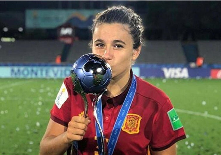 Ana Tejada, con la Copa del Mundo que conquistó con la la Sub'17.