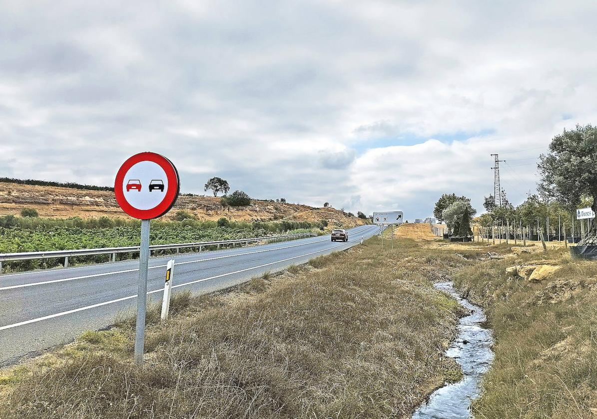 Imagen de la carretera N-232 cerca de Briones.