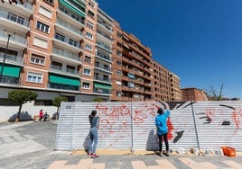 Primero de los dos murales, concretamente el de mayor tamaño, que ya han comenzado a pintar Irene y Sara, de 'Marayach', en el tramo inicial de Miguel Delibes.