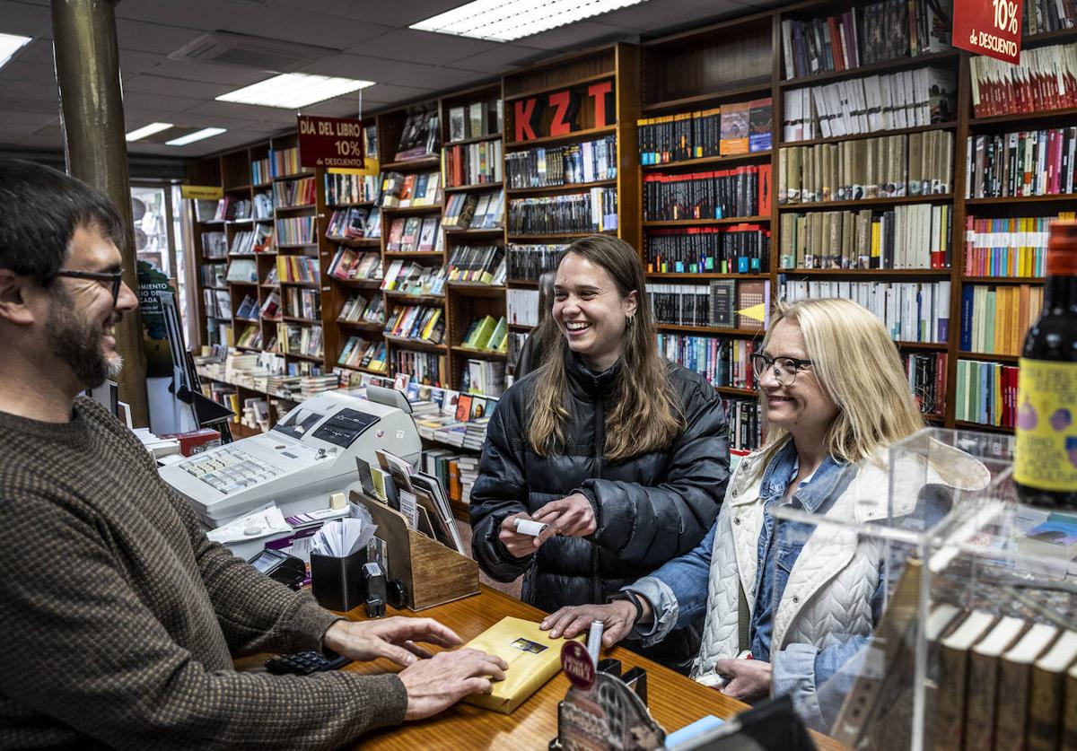 Imagen principal - Comprando libros en Cerezo, maratón poético en el IER Batalla de Clavijo y lectura de poemas en La Rosaleda.