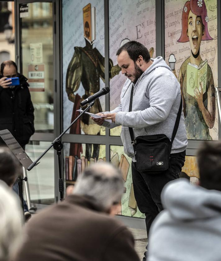 Imagen secundaria 2 - Comprando libros en Cerezo, maratón poético en el IER Batalla de Clavijo y lectura de poemas en La Rosaleda.