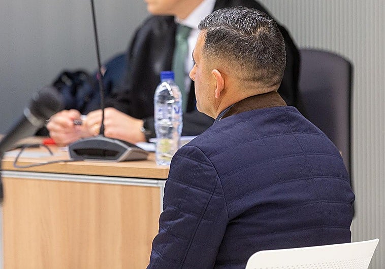 El acusado de asesinar al octogenario que cuidaba, en el juicio.