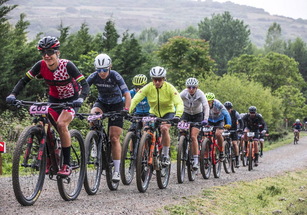 Un grupo de ciclistas por las inmediaciones de Viguera, en la edición del 2023.