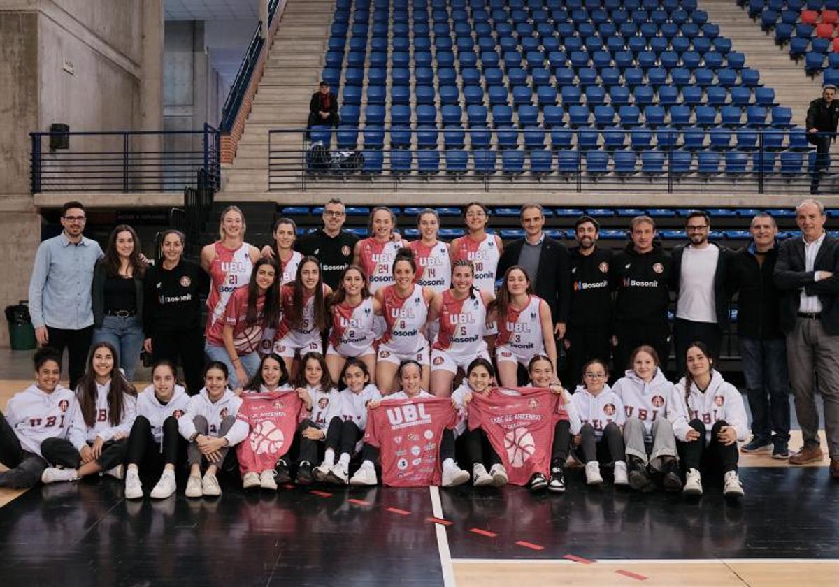 El Bosonit Unibasket, con canteranas, directivos y autoridades, antes de salir.