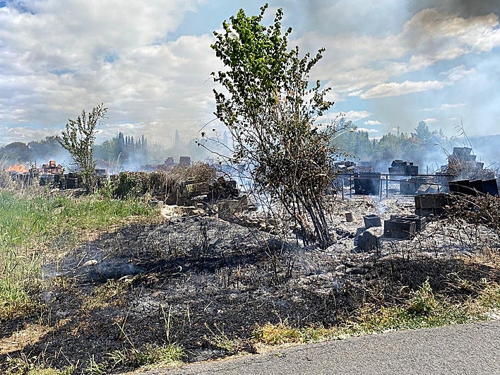 El fuego ha afectado a material y zona de vegetación.