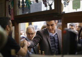 Pedro Sánchez saluda a un hostelero de la calle Laurel durante una de sus visitas a La Rioja.