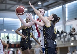 Anna Alborova intenta levanta el balón en el partido ante el Barakaldo.