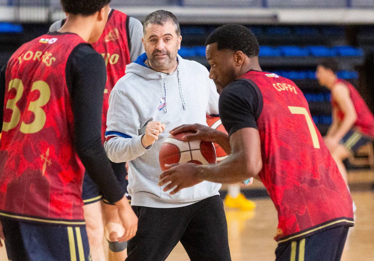 Díaz, con Torres y Coffi en el entrenamiento del miércoles.