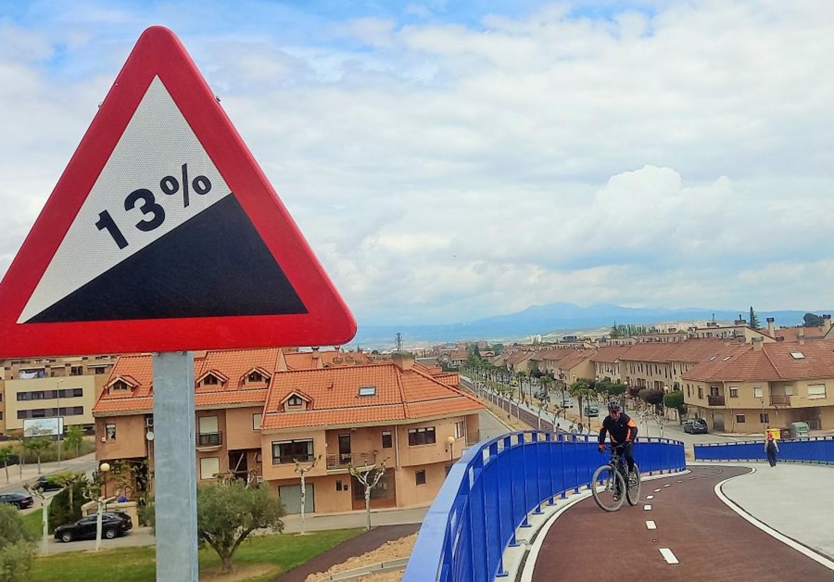 Un ciclista asciende el puente sobre la AP-68 del carril ciclopeatonal entre Lardero y Logroño durante la mañana de ayer con una rampa del 13%.