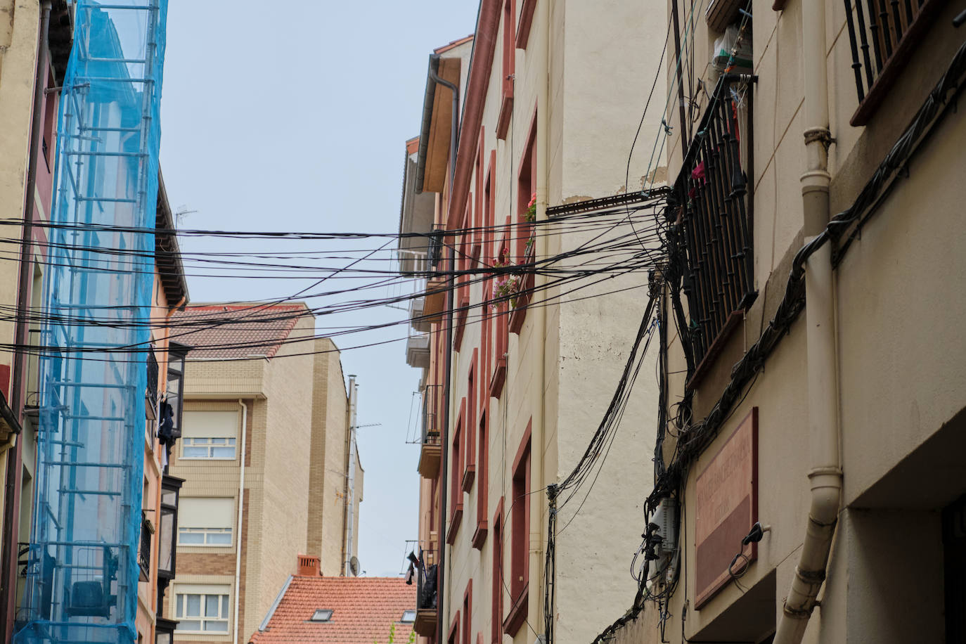 Cableado que cruza las calles del Casco Antiguo en general.