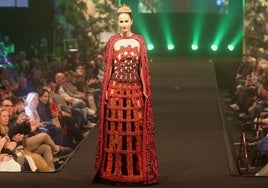 El vestido ganador, 'La Matrona', durante el desfile.