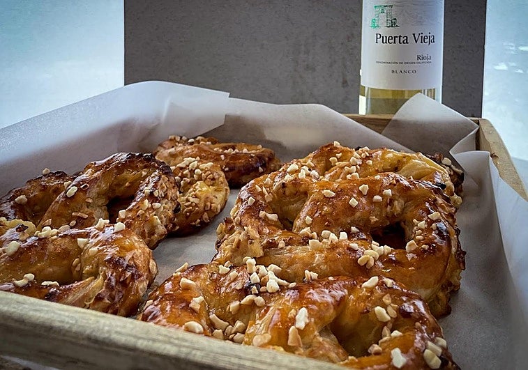 Detalle de unos ochos de hojaldre recién elaborados.