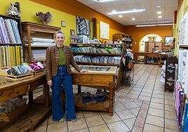 María Pascual, en su establecimiento de la calle María Teresa Gil de Gárate.