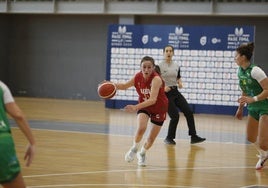 Mónica Alonso encara un ataque en el partido que el Unibasket venció al Arxil.