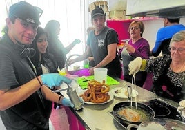 Las monitoras enseñaron a los alumnos durante cuatro jornadas la cocina tradicional española. cáritas