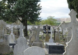 Cementerio de Alcanadre y panteón (al fondo) de los asesinados en 1936, erigido en 1979 tras la exhumación de sus restos.