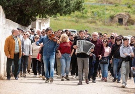 Los participantes en el homenaje a los represaliados se dirigen desde el cementerio hasta la plaza de la Libertad.