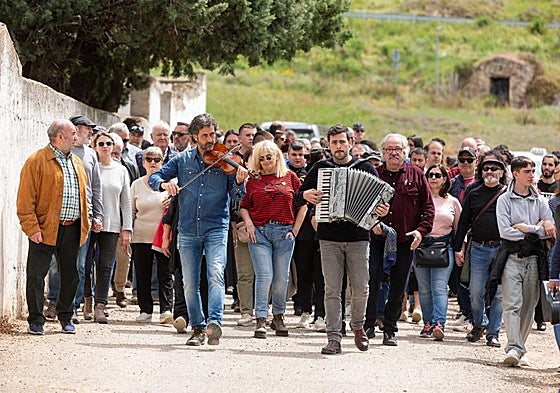 Los participantes en el homenaje a los represaliados se dirigen desde el cementerio hasta la plaza de la Libertad.