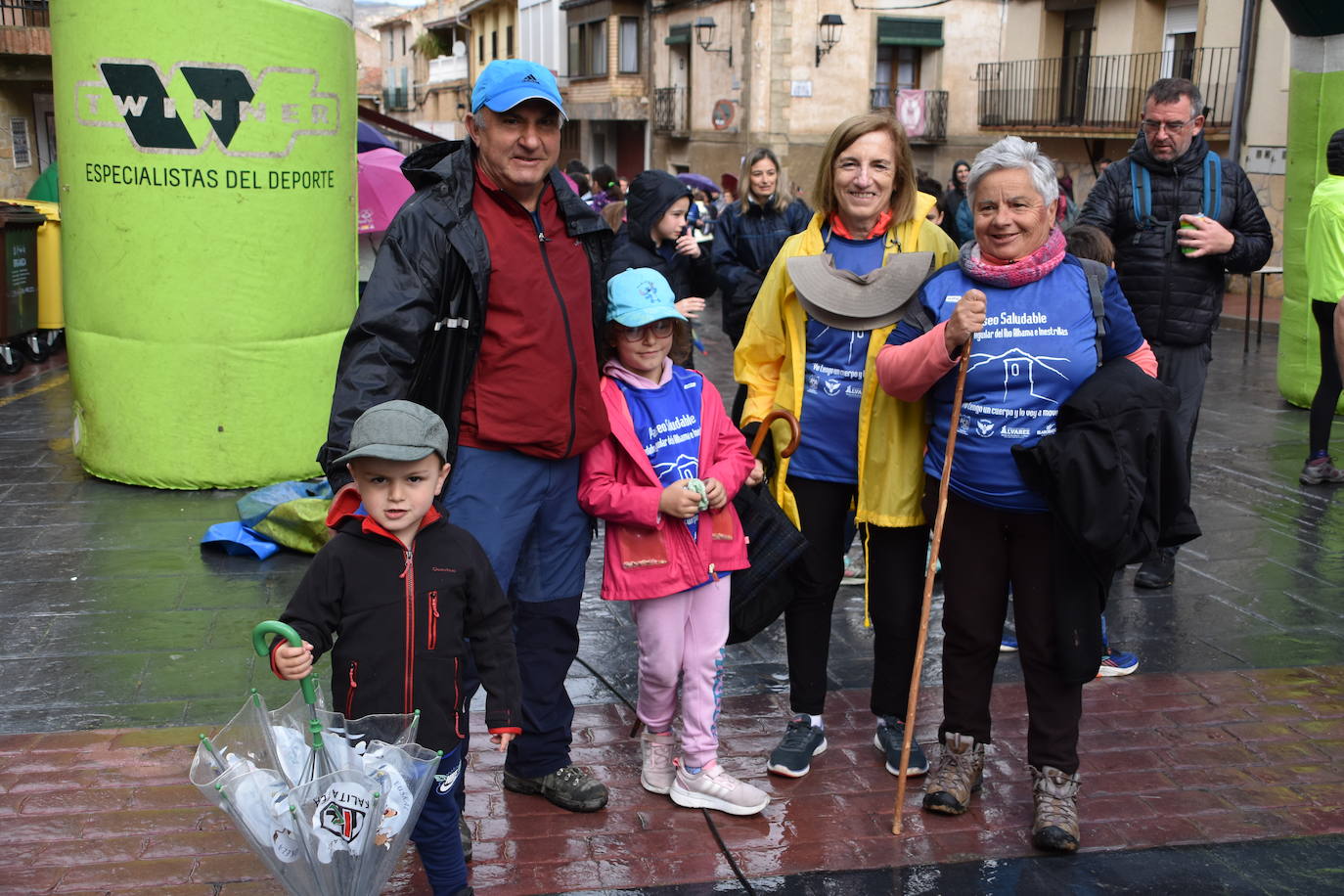 Numeroso público en el paseo saludable de Aguilar