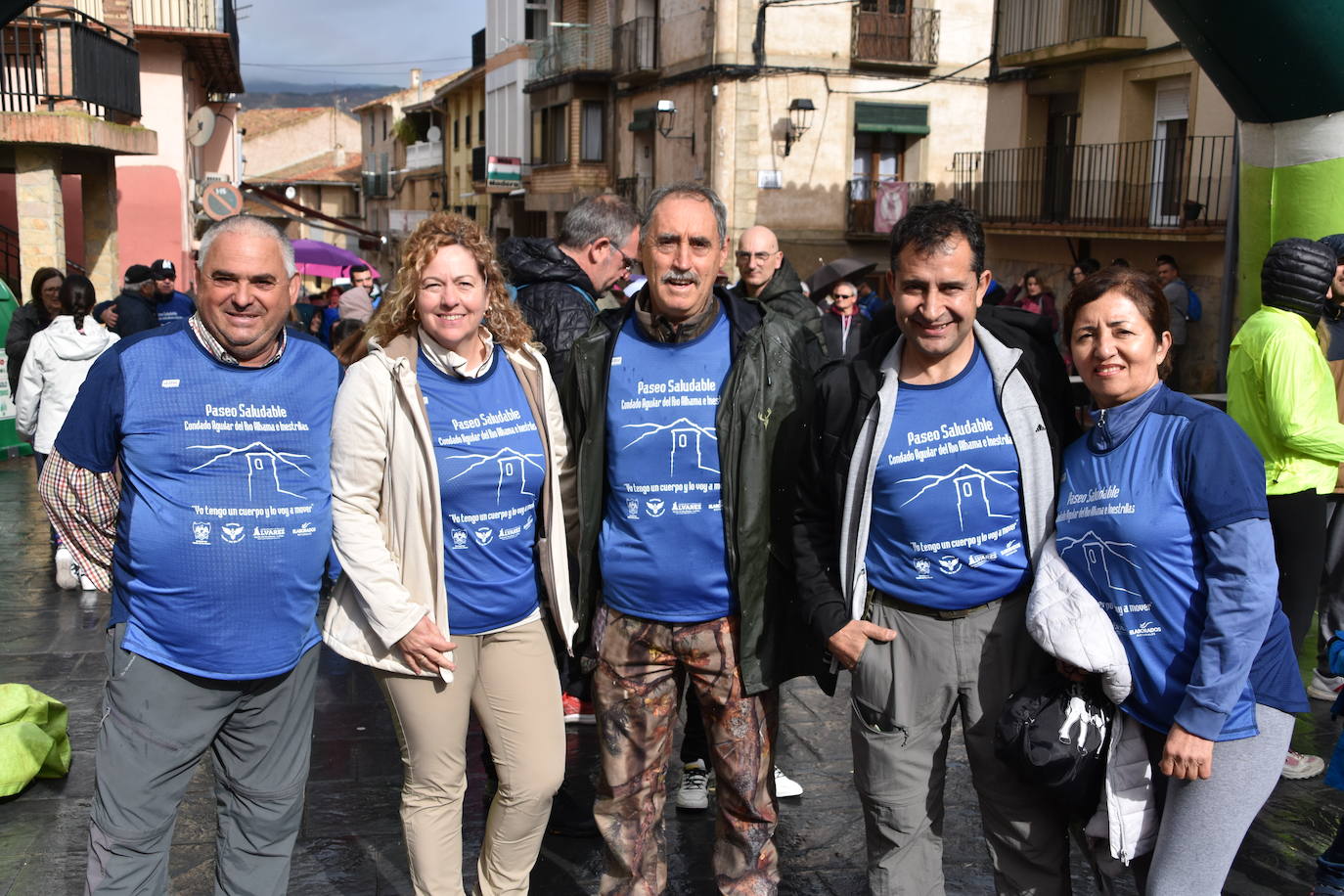 Numeroso público en el paseo saludable de Aguilar