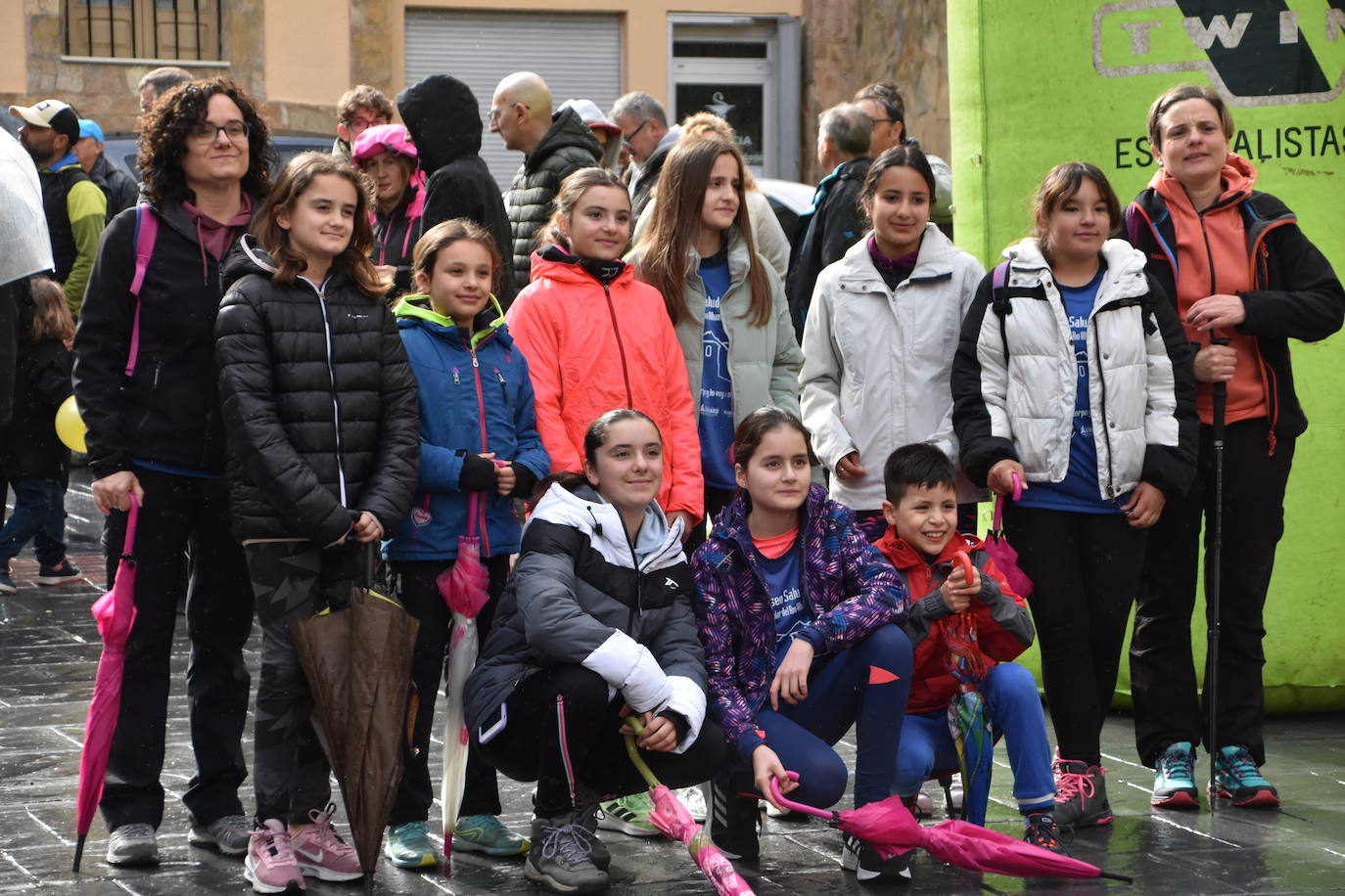 Numeroso público en el paseo saludable de Aguilar