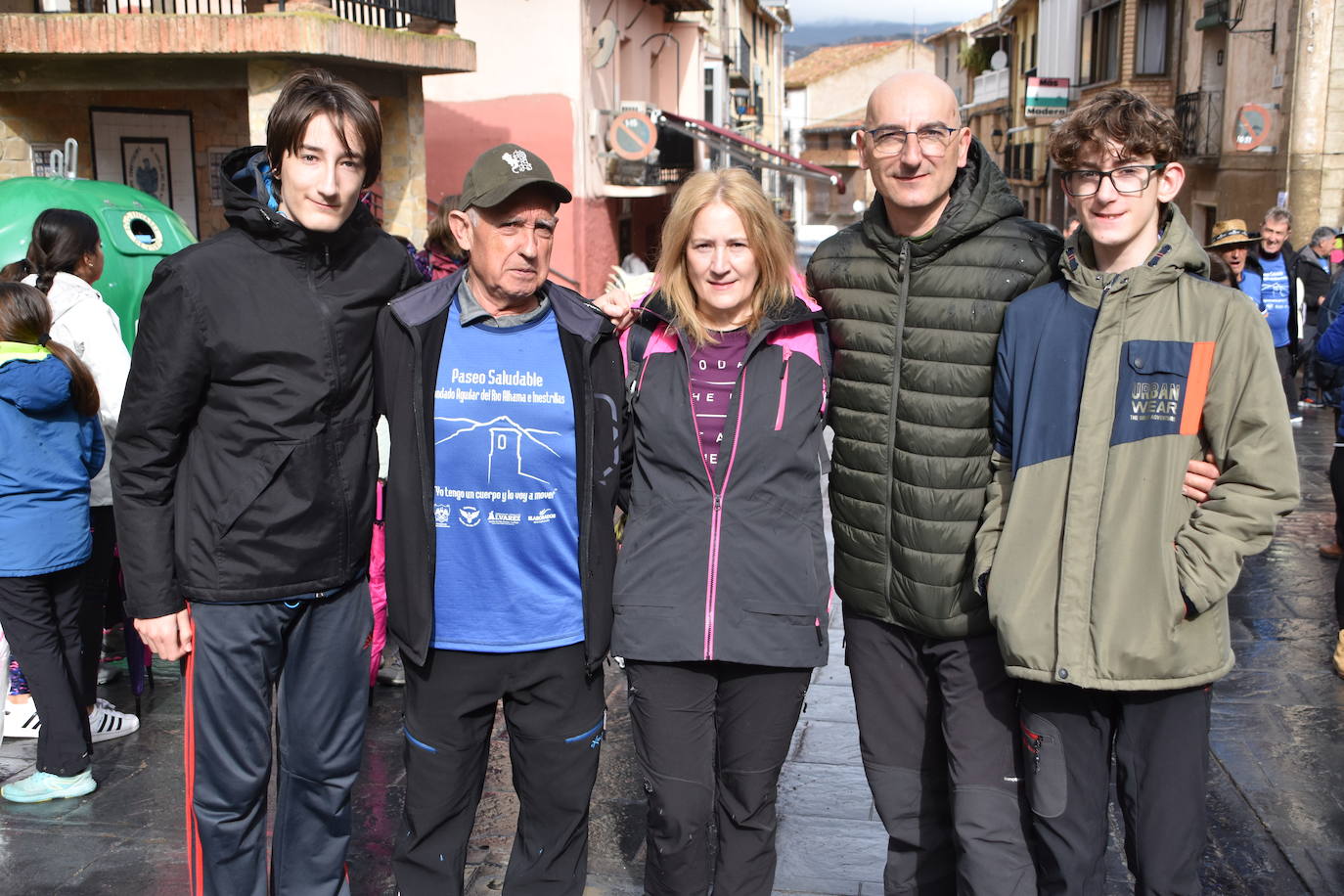 Numeroso público en el paseo saludable de Aguilar