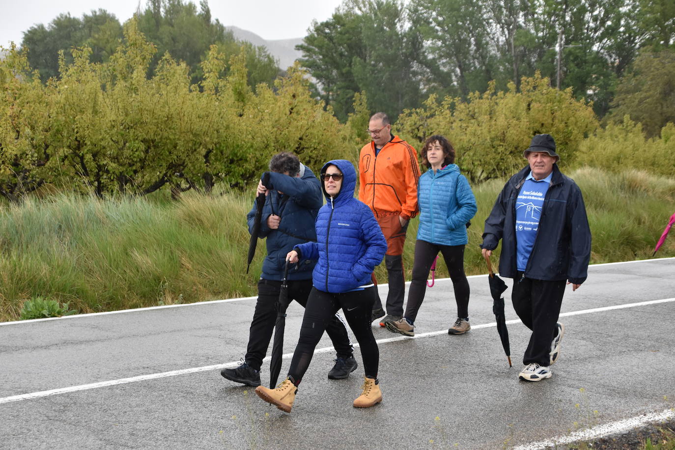 Numeroso público en el paseo saludable de Aguilar