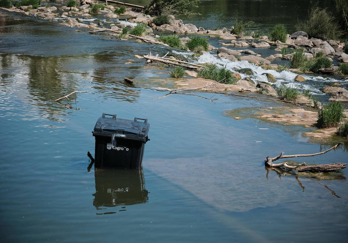 Un contenedor flotando en el Ebro.