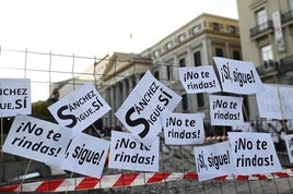 Pancartas de apoyo a Pedro Sánchez, en Madrid