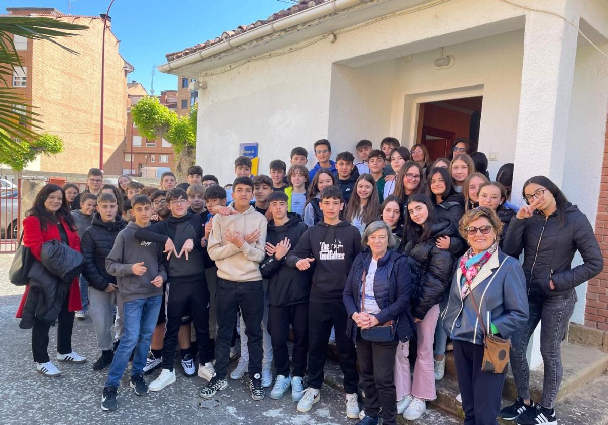 Jóvenes que participaron ayer en la visita al albergue, con profesoras y representantes de la Asociación del Camino de Haro y La Rioja Alta.