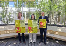 Cristina Sigüenza, Clara Espinosa y David Martín con los carteles de la fiesta del oro líquido riojano.