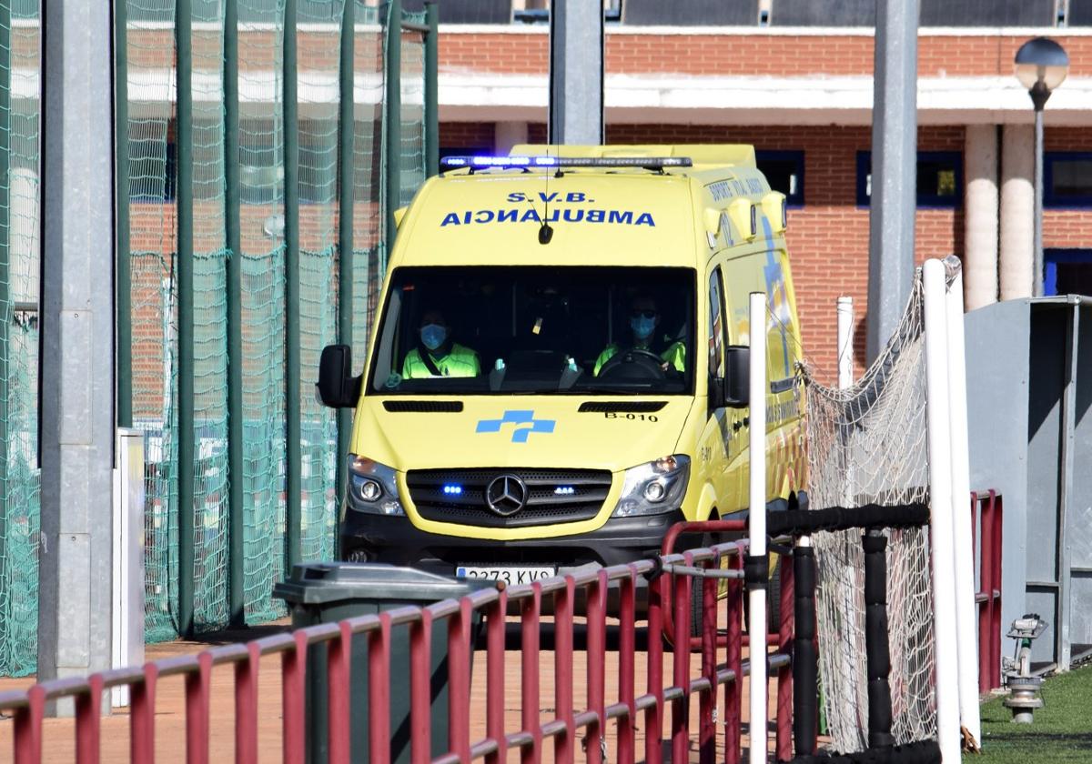 Imagen de archivo de una ambulancia entrando a las instalaciones de Pradoviejo.