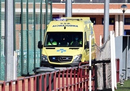 Imagen de archivo de una ambulancia entrando a las instalaciones de Pradoviejo.