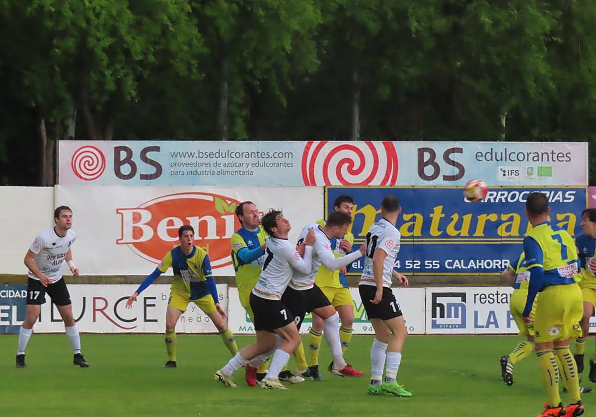 El segundo gol blanquillo llegó de un cabezazo de Navajas, que ayer marcó su número 100 con el Alfaro.