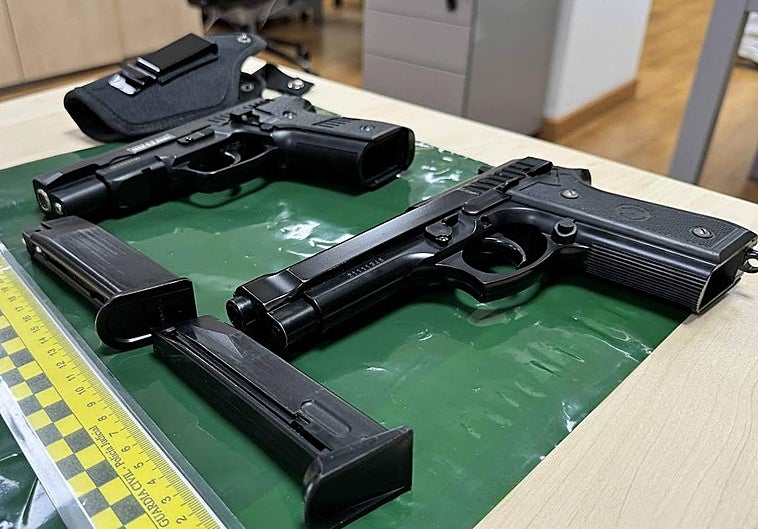 Las pistolas eran réplicas de las policiales.