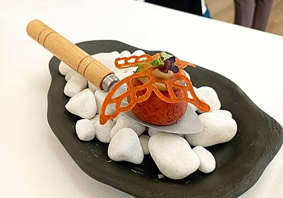 El ganador posa con su pincho y el premio.