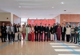 Autoridades universitarias y galardonados posan en el Edificio Quintiliano antes del acto de entrega de premios.