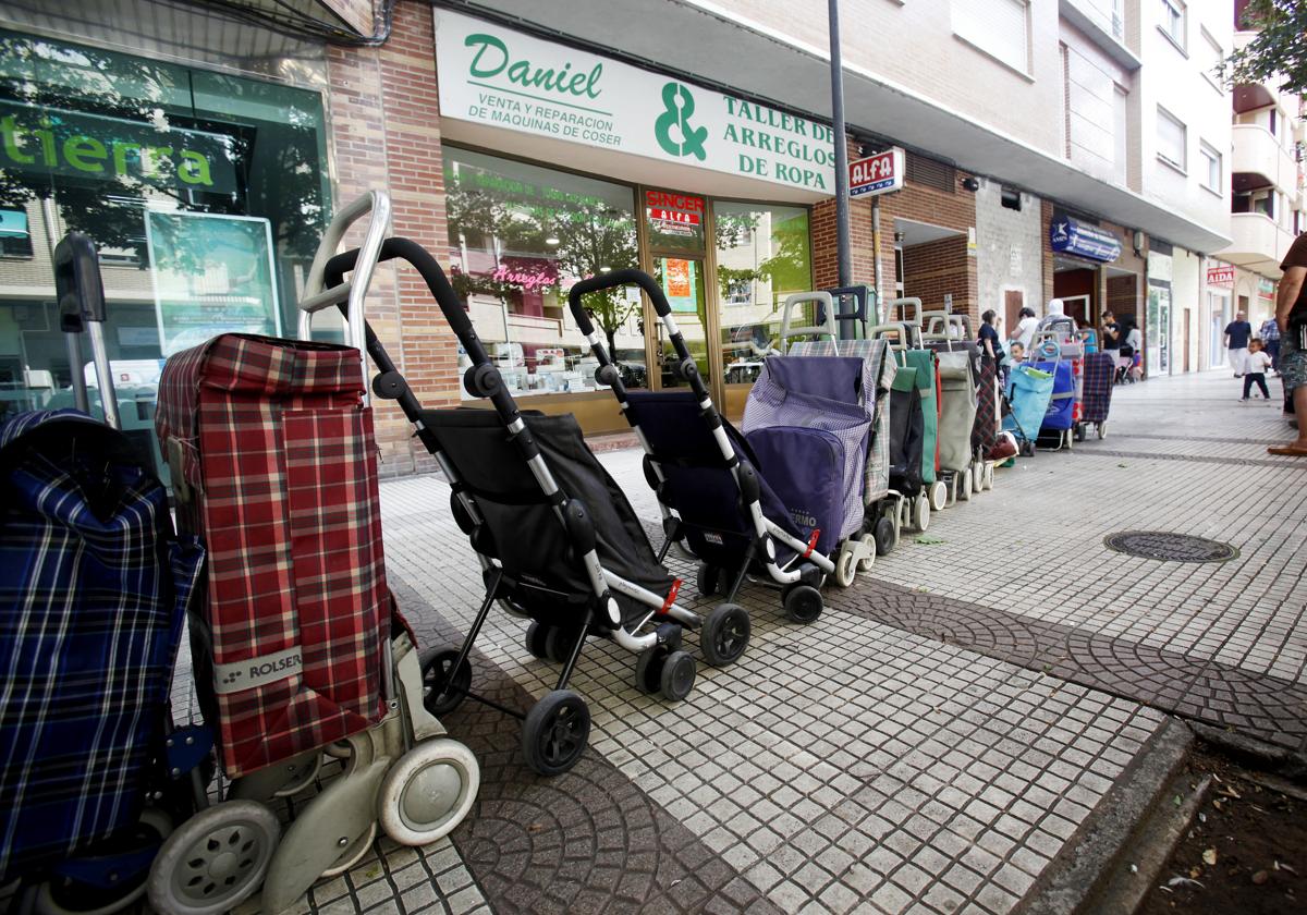 Una hilera de carros de la compra, a las puertas de una entidad social de Logroño, instantes antes de iniciarse un reparto de alimentos.