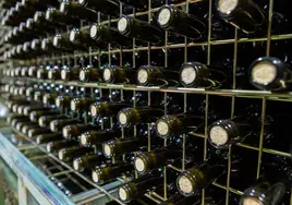 Jaulón de botellas en una bodega de Rioja.