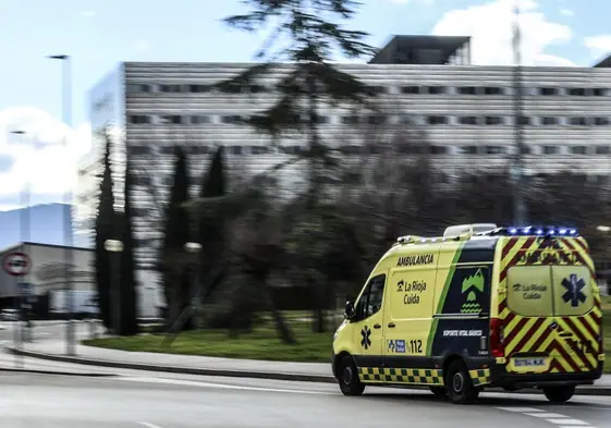 Una ambulancia, servicio reintegrado hace dos años en el sistema público, accede al hospital San Pedro.