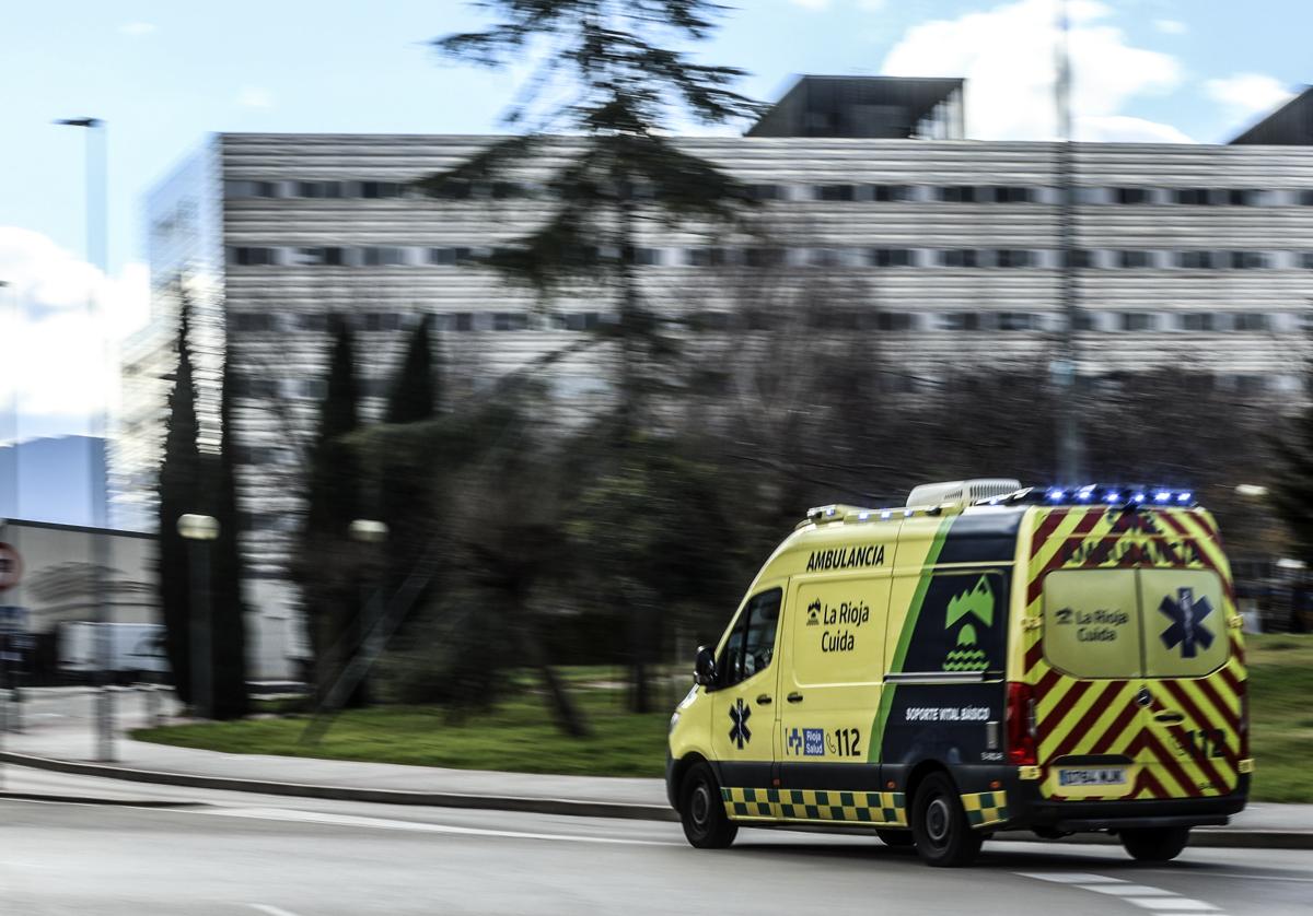 Una ambulancia, servicio reintegrado hace dos años en el sistema público, accede al hospital San Pedro.