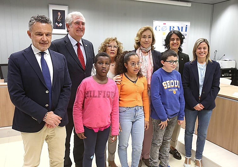 Autoridades, representantes del Cermi y los niños protagonistas del acto.