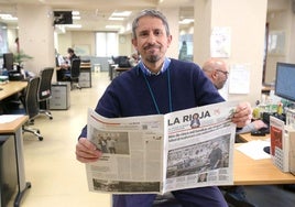 Enrique del Río, con un ejemplar del periódico, en la redacción de Diario LA RIOJA.