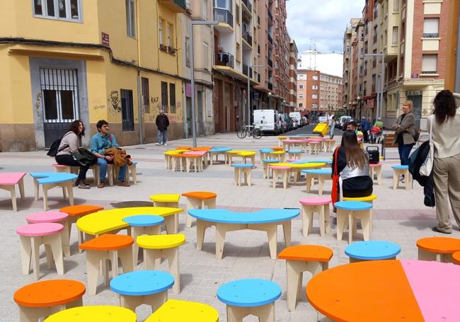 El mobiliario de 'Formas básicas', en la plaza Rafael Azcona, pasa a formar parte de la Biblioteca Municipal.