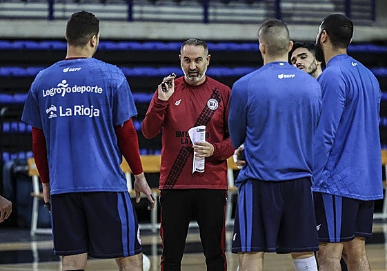 Velasco da instrucciones a sus jugadores durante un entrenamiento.