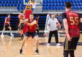 Álex Urtasun recibe el balón en un entrenamiento ante la atenta mirada de Jenaro Díaz.