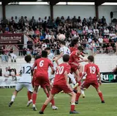 Los jugadores de La Rioja saltan para llevarse el balón en un saque de esquina contra el Real Madrid, uno de los finalistas.