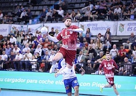 El Korchi lanza en suspensión