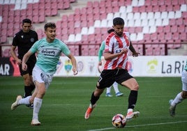 Escobar se dispone a golpear en balón en el choque del sábado.